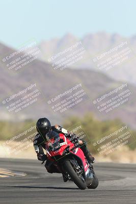 media/Oct-30-2025-Racers Edge (Thu) [[dabbdaf680]]/3-B Group/Session 2 (Turn 14)/